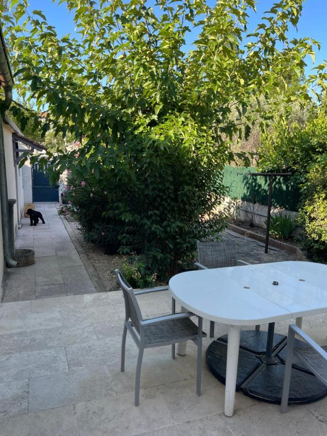 Petite Maison Pres Du Centre LʼIsle-sur-la-Sorgue Exteriör bild
