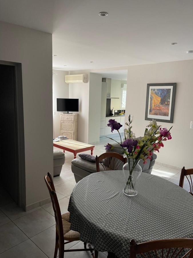 Petite Maison Pres Du Centre LʼIsle-sur-la-Sorgue Exteriör bild